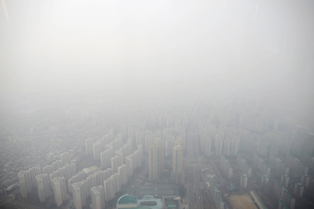FILE PHOTO : Apartment complexes are seen shrouded by fine dust during a polluted day in Seoul, South Korea, March 6, 2019. REUTERS/Kim Hong-Ji/File Photo