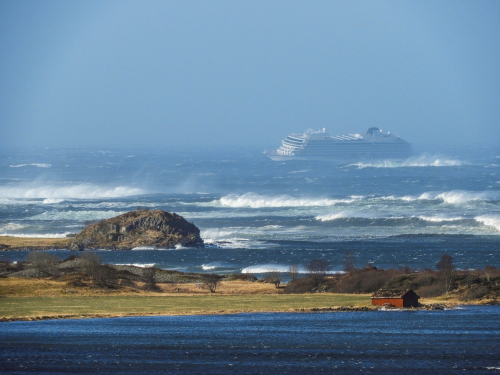 A cruise ship Viking Sky drifts towards land after an engine failure, Hustadvika, Norway March 23, 2019. Frank Einar Vatne/NTB Scanpix/via REUTERS