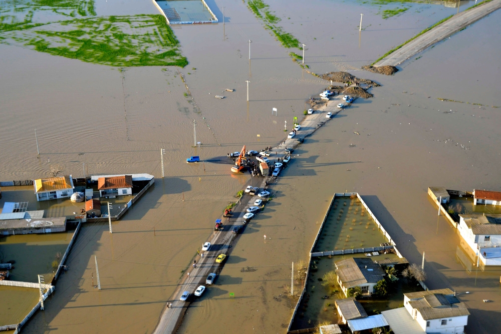Flooded streets in the northern Iranian village of Agh Ghaleh.  AFP / fars news 