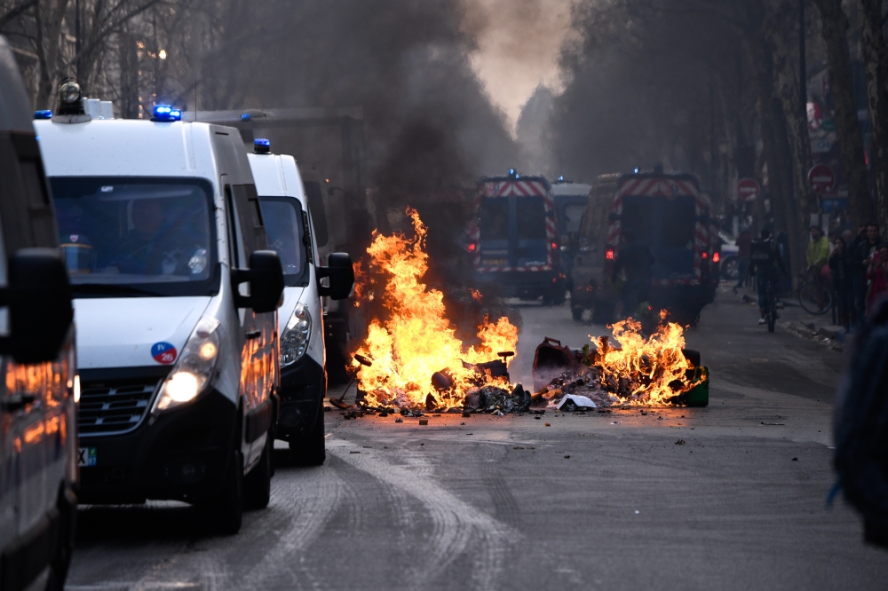Protesters start a fire to block a street during the 19th week of Yellow vest demonstrations in Paris, France on March 23, 2019. Julien Mattia - Anadolu