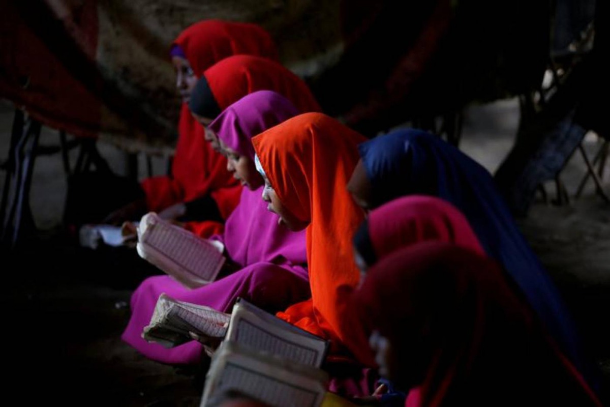 Somali refugees study the Quran at a school in the Dadaab refugee camp, Kenya December 19, 2017. Reuters/Baz Ratner