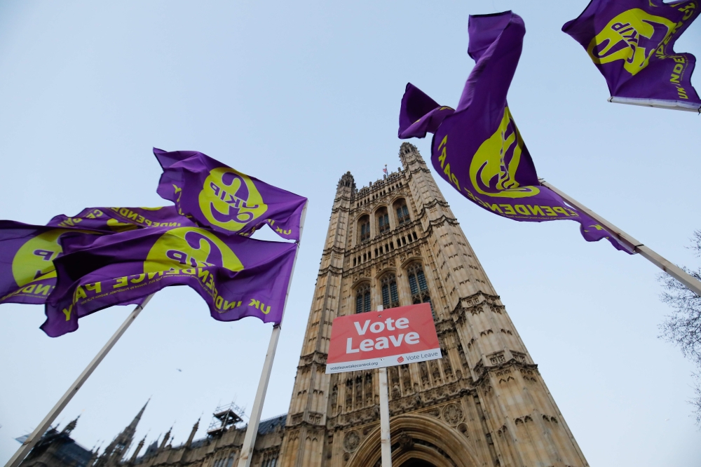 UK Independence Party flags flown by pro-Brexit supporters are seen outside the Houses of Parliament in central London on March 29, 2019 after MPs voted down the government's Brexit deal for a third time. AFP / Tolga AKMEN