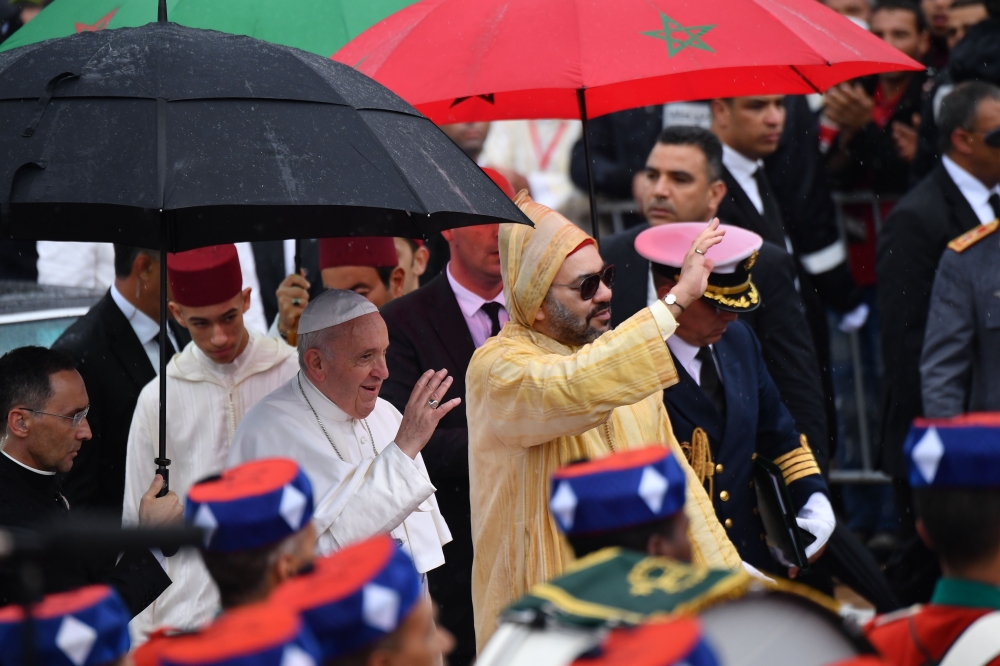 :King Mohammed VI of Morocco (R) welcomes Pope Francis (L) in Rabat upon the pontiff's arrival in the North African country on March 30, 2019 on a visit which will see him meet Muslim leaders and migrants ahead of a mass with the minority Catholic communi