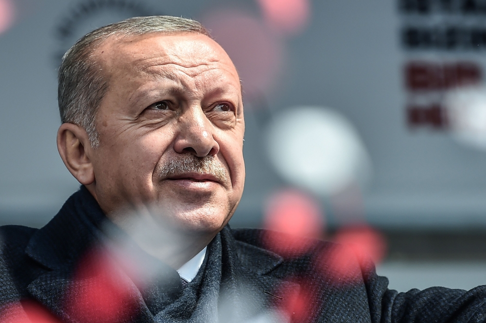 Turkish President Recep Tayyip Erdogan greets his supporters after his speech during a pre-election rally at Bayrampasa district in Istanbul, on March 30, 2019.  / AFP / Ozan KOSE 