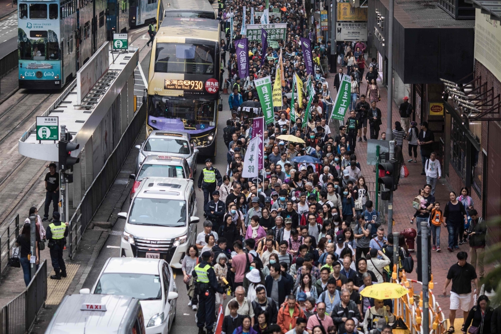 Protesters march along a street during a rally in Hong Kong on March 31, 2019 to protest against the government's plans to approve extraditions with mainland China, Taiwan and Macau.   AFP / Dale DE LA REY
