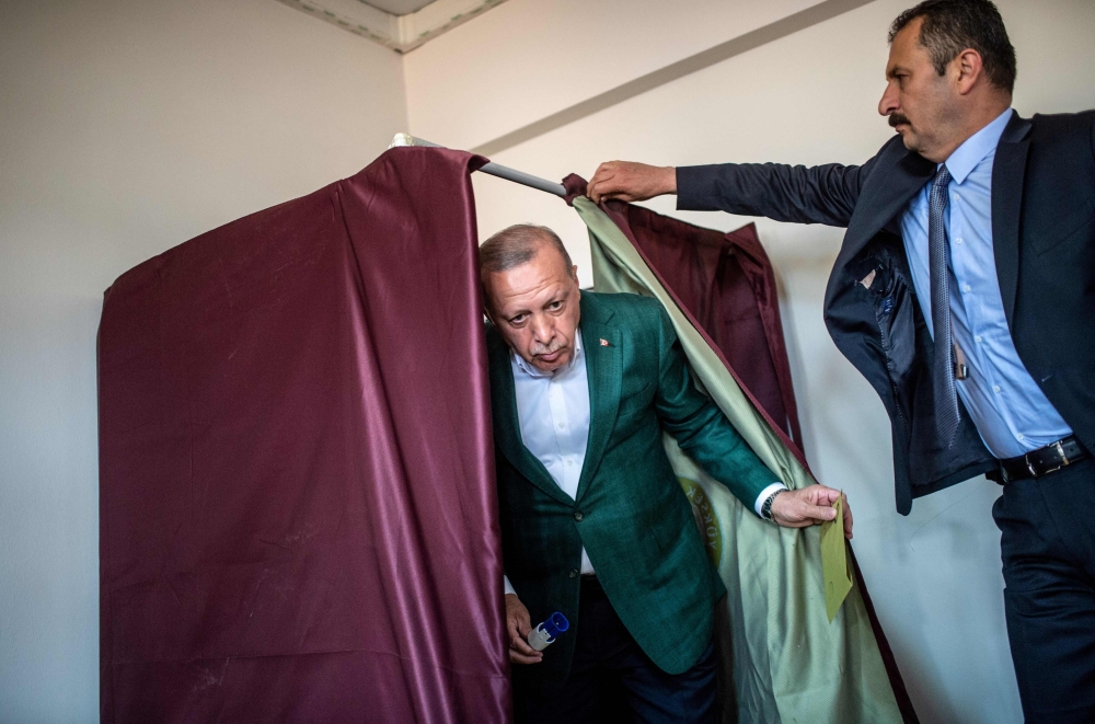 Turkish President Tayyip Erdogan (C) exits a polling booth prior to cast his ballot at a polling station during the municipal elections in Istanbul, on March 31, 2019.  AFP / BULENT KILIC