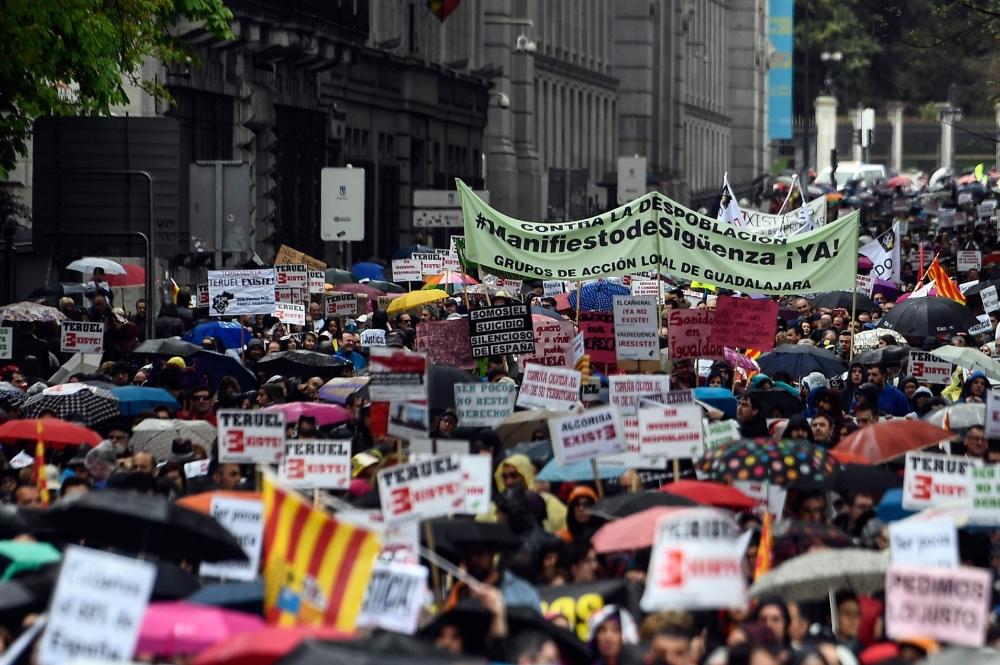 People attend a demonstration to protest against the lack of infrastructures in depopulated areas of Spain´s rural interior, on March 31, 2019 in Madrid. / AFP / OSCAR DEL POZO