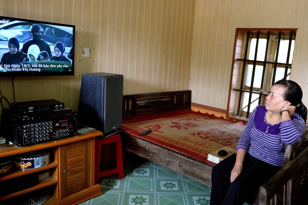 Nguyen Thi Vy, stepmother of Vietnamese national Doan Thi Huong, watches the news from Malaysia of the verdict on a televsion at her house in Nam Dinh province south of Hanoi on April 1,2019.  / AFP or licensors / Nhac NGUYEN 