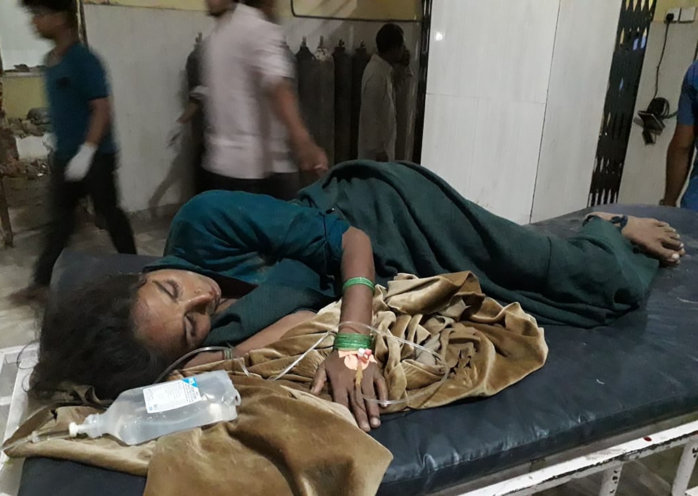 An injured woman rests at a National Medical college and hospital in Birgunj, 136 kilometers (85 miles) south of Kathmandu on March 31, 2019. / AFP / KRANTI SHAH 