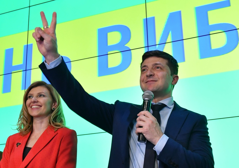 Ukrainian comic actor showman and presidential frontrunner Volodymyr Zelensky (C) delivers a speech after the first exit poll results at his campaign headquarters in Kiev on March 31, 2019.  AFP / Genya SAVILOV