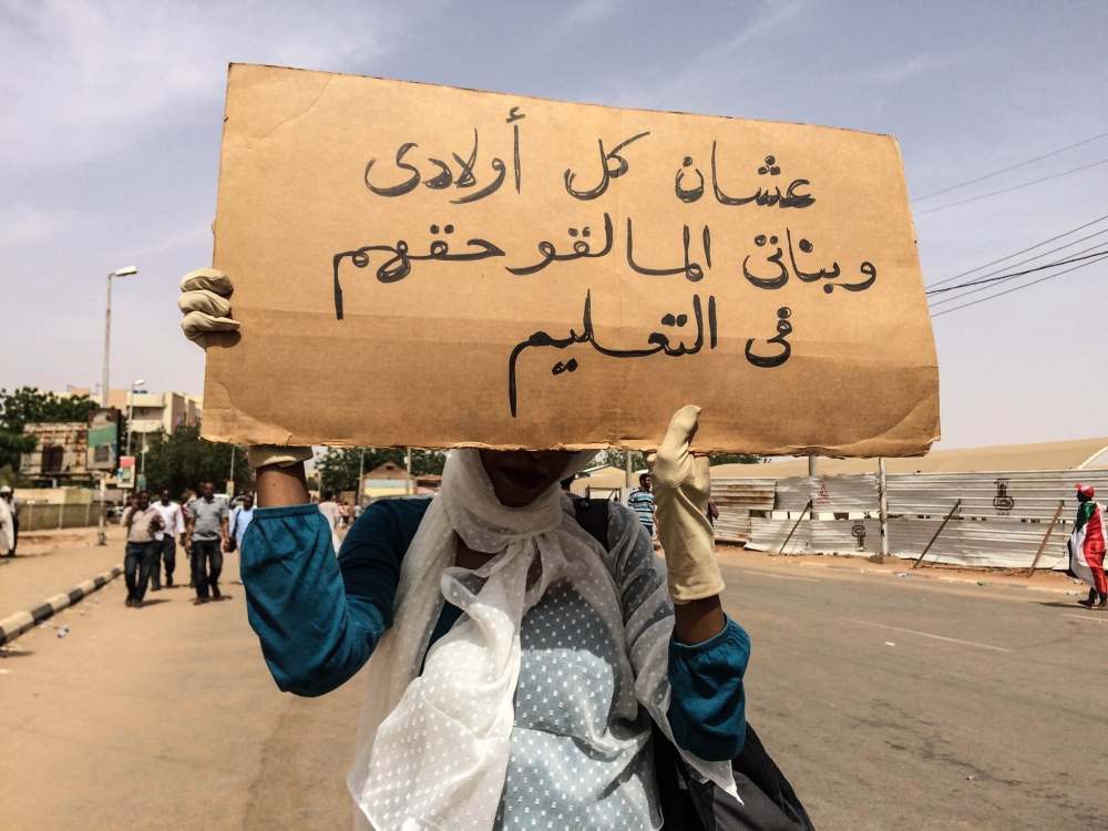 Sudanese protestors gather to march for demanding a civilian transition government, near the central military headquarters in Khartoum, Sudan on April 12, 2019. (Anadolu Agency)