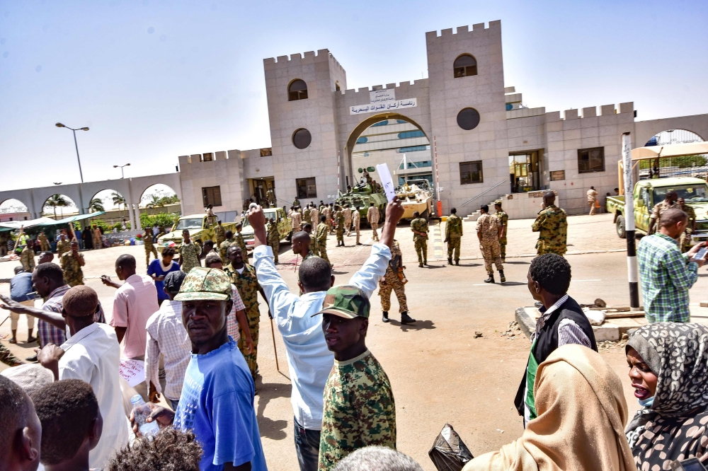 Sudanese demonstrators gather during a rally demanding a civilian body to lead the transition to democracy, outside the army headquarters in the Sudanese capital Khartoum on April 13, 2019.  / AFP / Ahmed MUSTAFA 