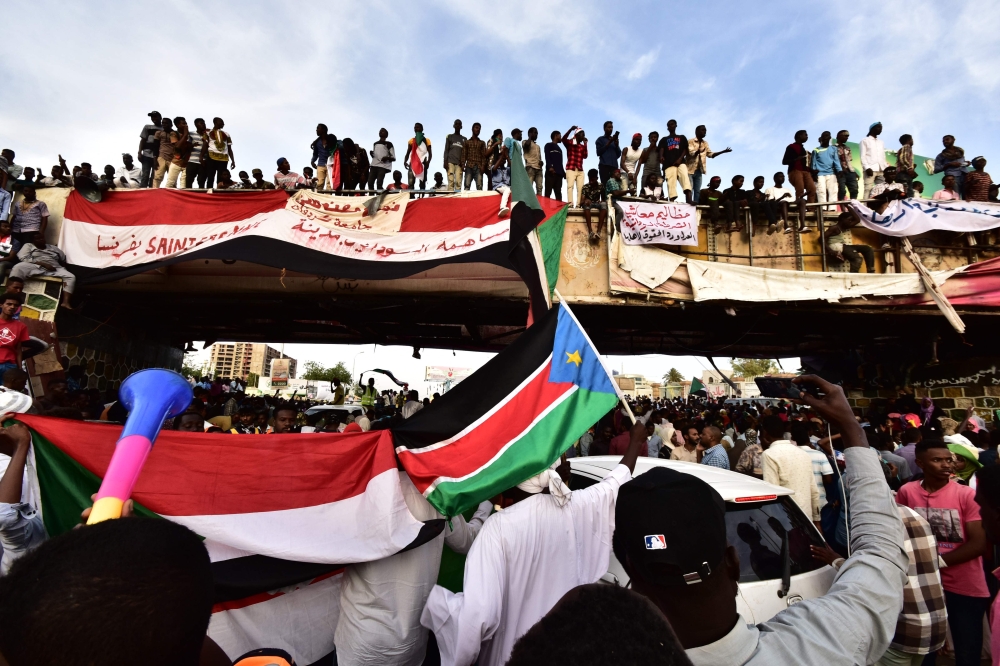 Sudanese demonstrators gather near the military headquarters in the capital Khartoum on April 14, 2019. / AFP / Ahmed MUSTAFA