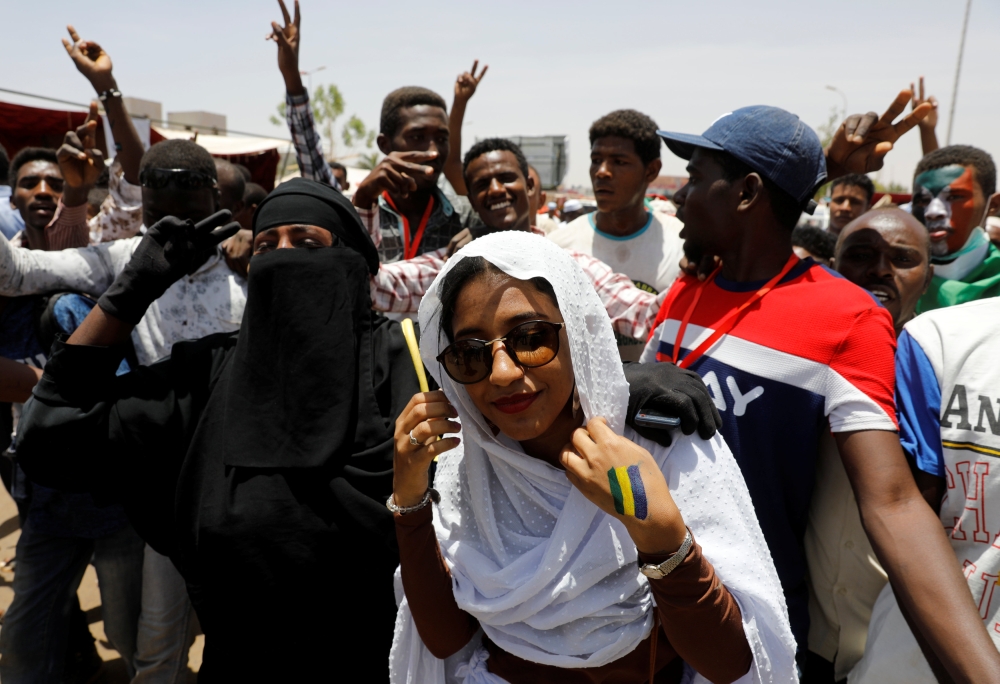 Alaa Salah, a Sudanese protester whose video gone viral and make her an icon for the mass anti-government protests, is surrounded by protesters as she tours in front of the Defence Ministry in Khartoum, Sudan, April 20, 2019. REUTERS/Umit Bektas