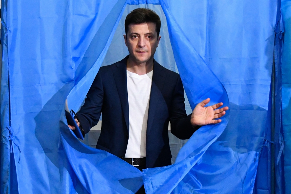 Ukrainian comedian and presidential candidate Volodymyr Zelensky walks out of a voting booth at a polling station during the second round of Ukraine's presidential election in Kiev on April 21, 2019. AFP / Genya Savilov 