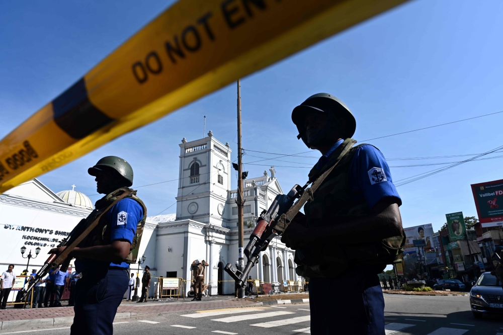 Security personnel stand guard outside St. Anthony's Shrine in Colombo on April 22, 2019, a day after the church was hit in a series of bomb blasts targeting churches and luxury hotels in Sri Lanka. / AFP / Jewel SAMAD