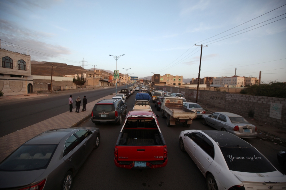 Cars queue to a petrol station to refuel amid shortages of fuel supplies in Houthi-held Sanaa, Yemen April 16, 2019. Reuters/Khaled Abdullah
 