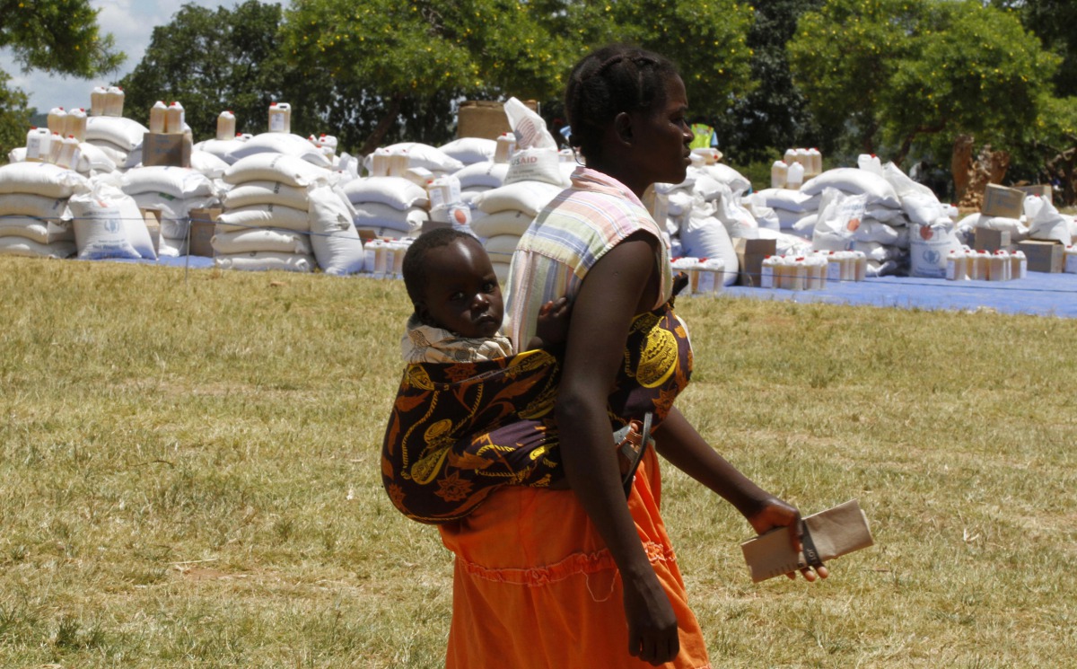 A Zimbabwean mother goes to collect her monthly rations of food aid in the Rushinga district of Mt Darwin, about 254km north of Harare, March 7, 2013. Reuters/Philimon Bulawayo