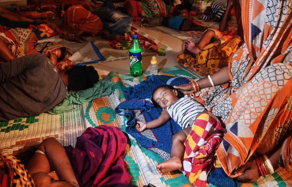  People evacuated for safety rest in a temporary cyclone relief shelter in Puri in the eastern Indian state of Odisha on May 3, 2019, as cyclone Fani approaches the Indian coastline. / AFP / DIBYANGSHU SARKAR 