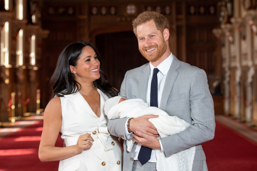 Britain's Prince Harry and Meghan, Duchess of Sussex hold their baby son, who was born on Monday morning, during a photocall in St George's Hall at Windsor Castle, in Berkshire, Britain May 8, 2019. (Dominic Lipinski/Pool via REUTERS)