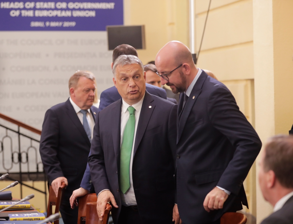 Hungary's Prime Minister Viktor Orban (C) and Belgium's Prime Minister Charles Michel speak during an Informal Summit of Heads of State or Government of the EU countries in Sibiu, central Romania on May 9, 2019. AFP / POOL / OLIVIER HOSLET