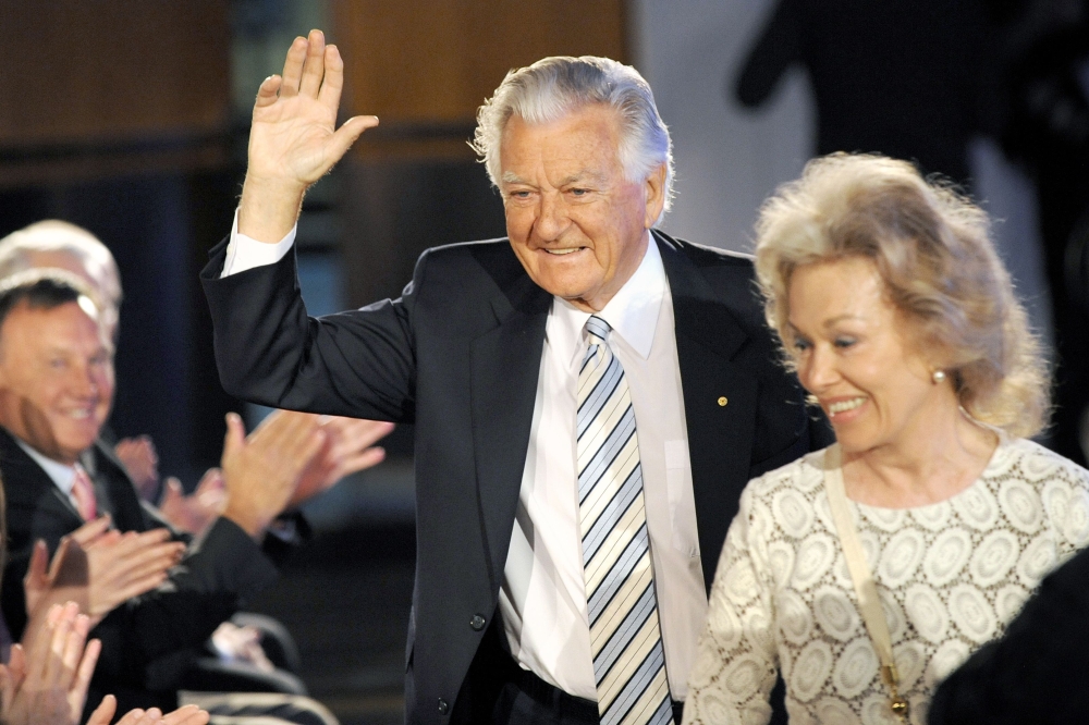 (FILES) In this file photo taken on August 16, 2010, former Australian prime minister Bob Hawke (C) and his wife Blanche d'Alpuget (R) arrive at an Australian Labor Party campaign launch in Brisbane. AFP / William West 