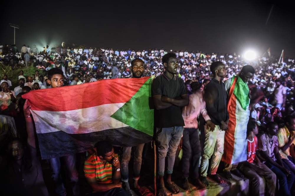 Sudanese protesters are gathered during a sit-in outside military headquarters after clashing with security forces in Khartoum on May 15, 2019.  AFP / Mohamed el-Shahed