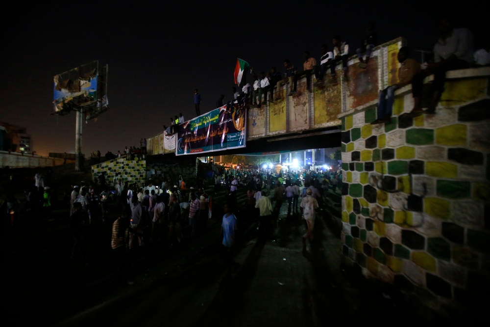 Sudanese protesters gather near the military headquarters in the capital Khartoum on May 17, 2019, during an ongoing sit-in demanding a civilian-led government transition. / AFP / ASHRAF SHAZLY