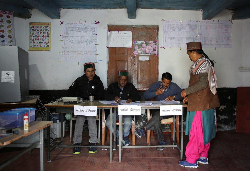 A woman arrives to cast her vote at a polling station during the final phase of general election in Roghi, India, May 19, 2019. REUTERS/Cheena Kapoor