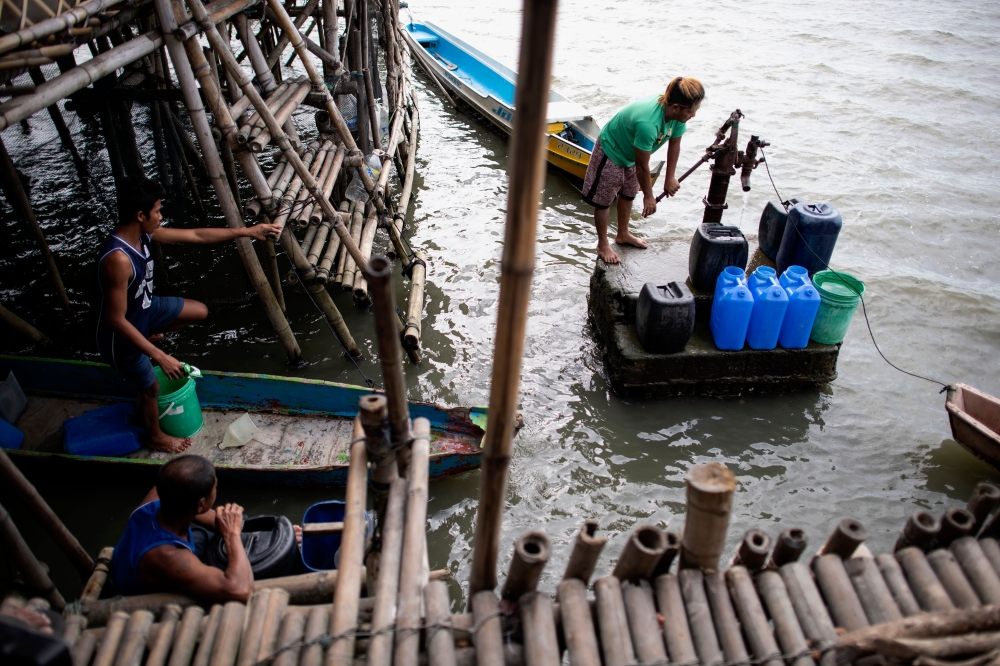 This photo taken on February 3, 2019 shows residents using an artesian well pump in Sitio Pariahan, Bulacan.  AFP / Noel Celis