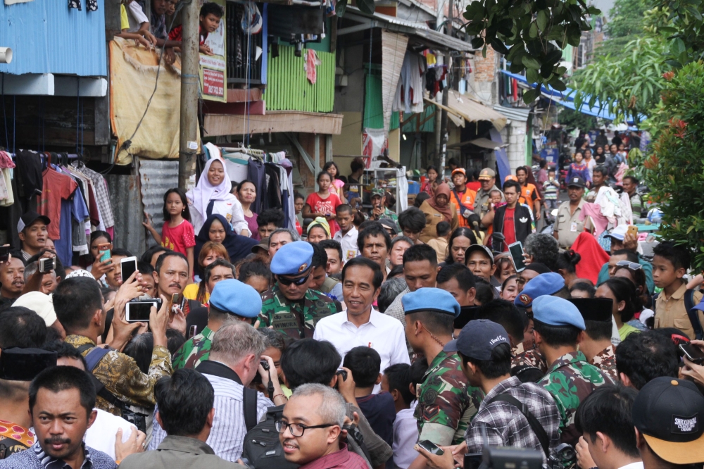Indonesian President Joko Widodo (C) visits a neighbourhood in Jakarta on May 21, 2019. AFP / AZWAR IPANK
