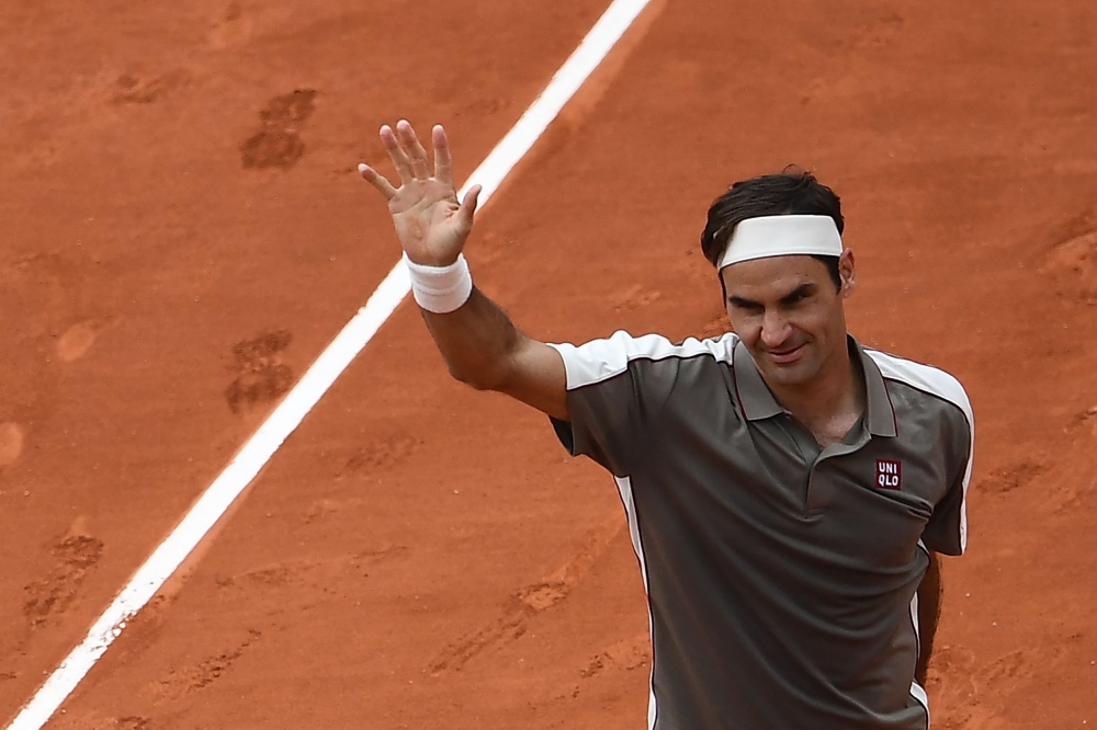 Switzerland's Roger Federer celebrates after winning against Italy's Lorenzo Sonego at the end of their men's singles first round match on day 1 of The Roland Garros 2019 French Open tennis tournament in Paris on May 26, 2019. / AFP / Anne-Christine POUJO