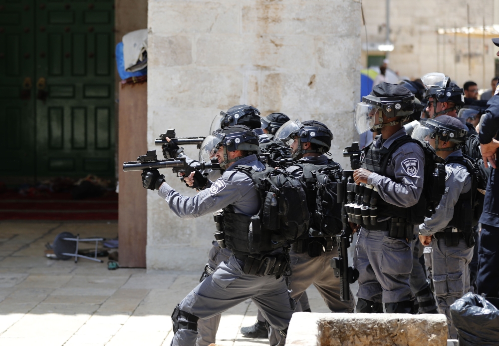Israeli security forces aim tear gas at Palestinians at the al-Aqsa Mosque compound, in the Old City of Jerusalem on June 2, 2019.  AFP / Ahmad GHARABLI