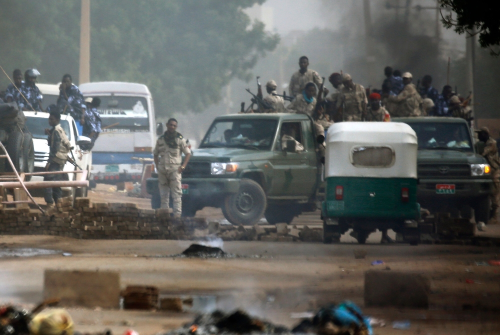 Sudanese forces are deployed around Khartoum's army headquarters on June 3, 2019 as they try to disperse Khartoum's sit-in.  / AFP / ASHRAF SHAZLY 