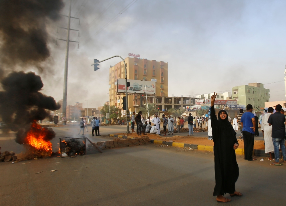 A Sudanese protester flashes the V sign for victory outside Khartoum's army headquarters on June 3, 2019.  AFP / ASHRAF SHAZLY