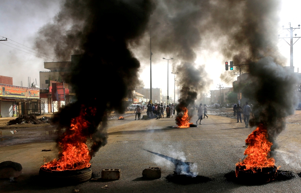 Sudanese protesters use burning tyres to erect a barricade on a street, demanding that the country's Transitional Military Council hand over power to civilians, in Khartoum, Sudan June 3, 2019. REUTERS/Stringer TPX IMAGES OF THE DAY
