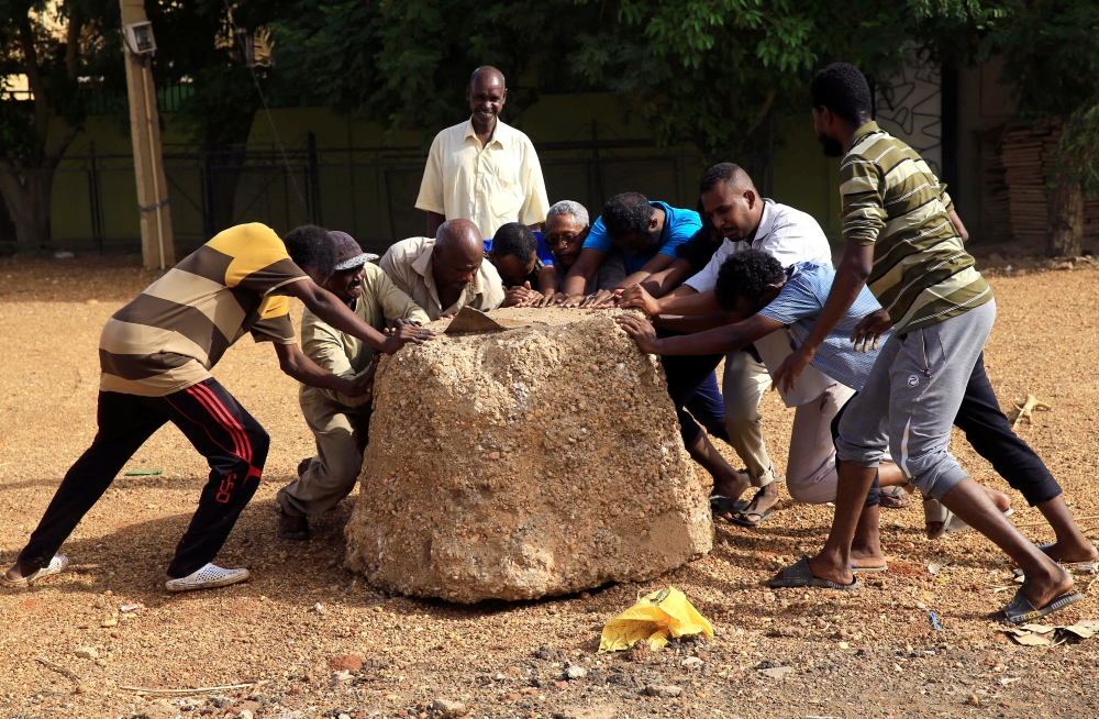 Sudanese protesters erect a barricade on a street and demanding that the country's Transitional Military Council hand over power to civilians in Khartoum, Sudan June 3, 2019. Reuters