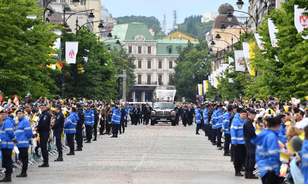 Pope Francis arrives in an open vehicle for a meeting with the youth and families in front of the Palace of Culture on June 1, 2019 in Iasi, Romania.  AFP / Andreas Solaro 