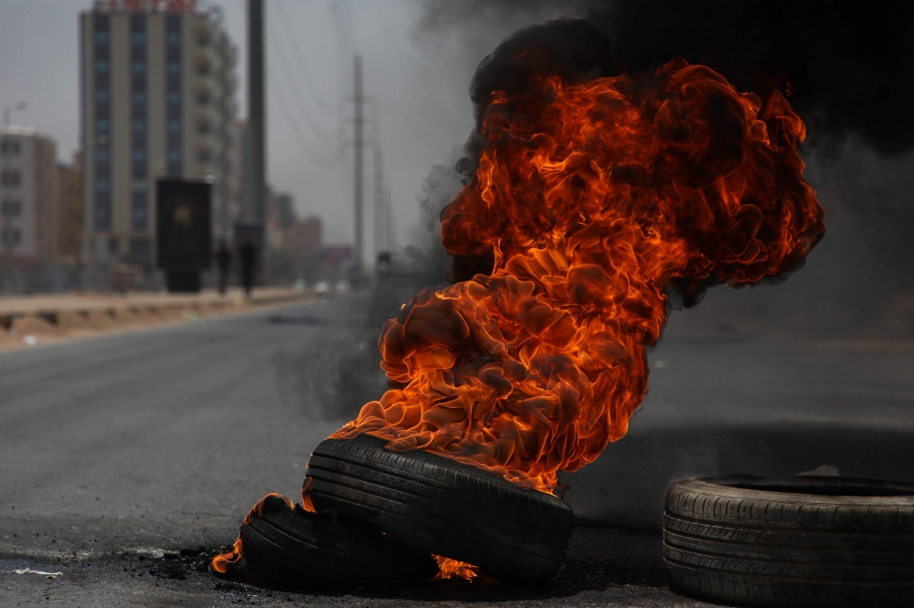 Sudanese protesters burn tyres and set up barricades on roads to army headquarters after the intervention of Sudanese army, during a demonstration in Khartoum, Sudan on June 3, 2019. Mahmoud Hjaj - Anadolu
