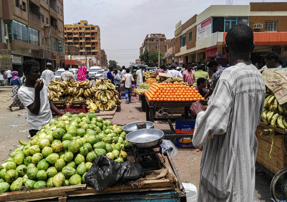 A view of produce stalls and carts at a market in the Sudanese capital Khartoum. / AFP 