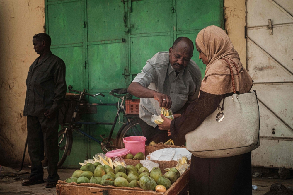 A man sells mangos on a street market in Omdurman, twin city of Khartoum, on June 13, 2019.  AFP / Yasuyoshi Chiba 