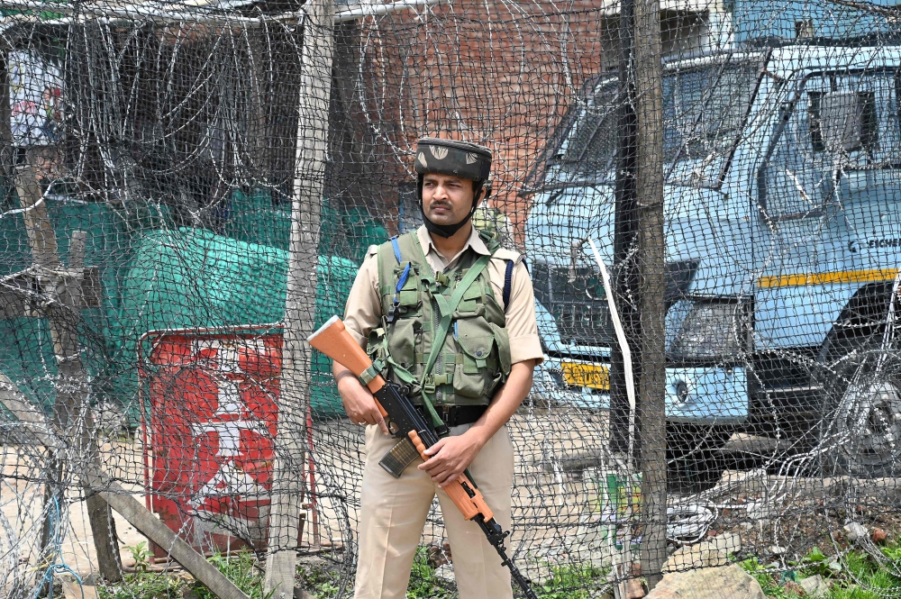 Indian paramilitary trooper stand guard in the centre of Srinagar on June 13, 2019.  AFP / Tauseef MUSTAFA