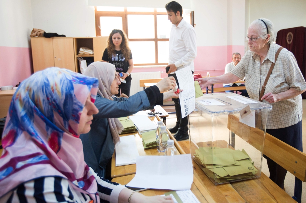 A woman votes at a polling station in Istanbul during the mayoral election on June 23, 2019. AFP / GURCAN OZTURK
