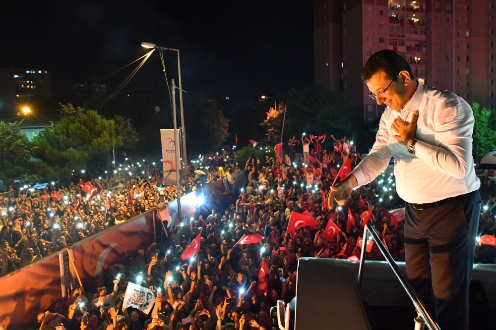 Republican People's Party (CHP) candidate for mayor of Istanbul Ekrem Imamoglu (C) celebrating in front of thousands of supporters at Beylikduzu in Istanbul on June 23, 2019. AFP 