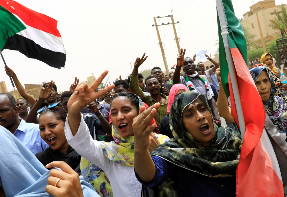 :People shout slogans as they march on the streets demanding the ruling military hand over to civilians during a demonstration in Khartoum, Sudan June 30, 2019. (REUTERS/Umit Bektas)
