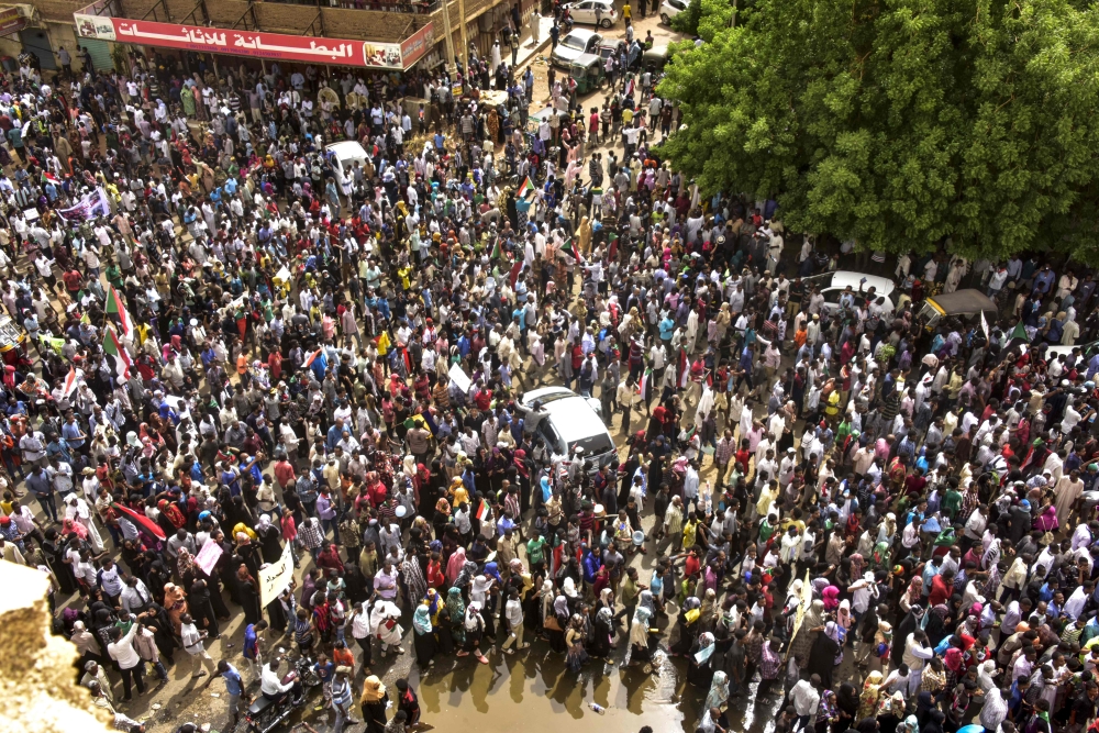 Sudanese protesters march in a mass demonstration against the country's ruling generals in the capital Khartoum's twin city of Omdurman on June 30, 2019. / AFP / Ahmed MUSTAFA 