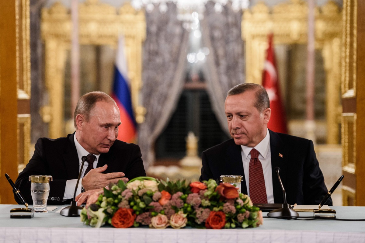 Russian President Vladimir Putin speaking to Turkish President Recep Tayyip Erdogan as they attend a press conference in Istanbul, October 10, 2016. AFP/Ozan Kose