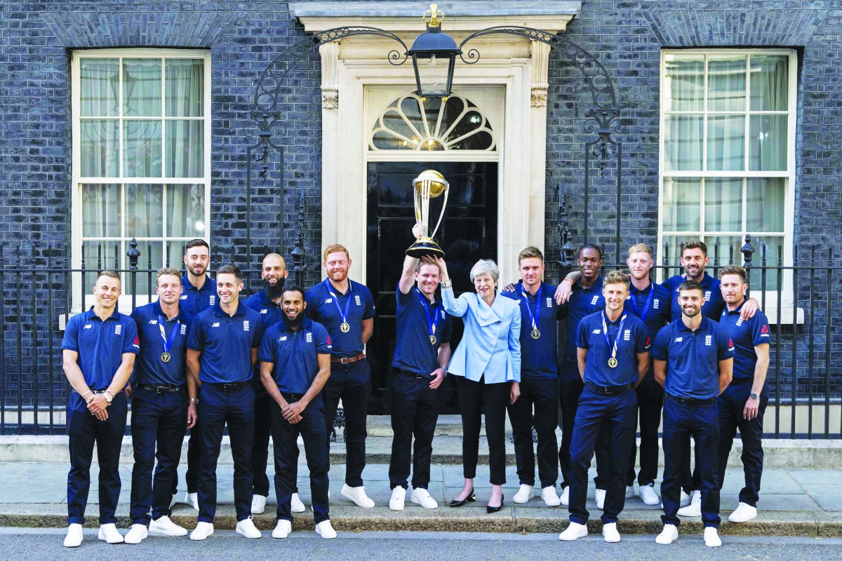 Tom Curran, Jos Buttler, James Vince, Chris Woakes, Moeen Ali, Adil Rashid, Jonny Bairstow,  Eoin Morgan, Prime Minister Theresa May,  Jason Roy,  Jofra Archer,  Joe Root,  Ben Stokes, England's Mark Wood,  Liam Plunkett and Liam Dawson pose for a photogr
