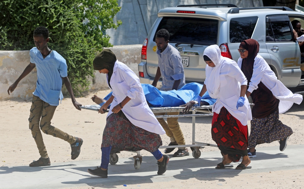 :Nurses at the Medina hospital assist a civilian wounded in an explosion outside a hotel near the international airport in Mogadishu, Somalia July 22, 2019. (REUTERS/Feisal Omar)
