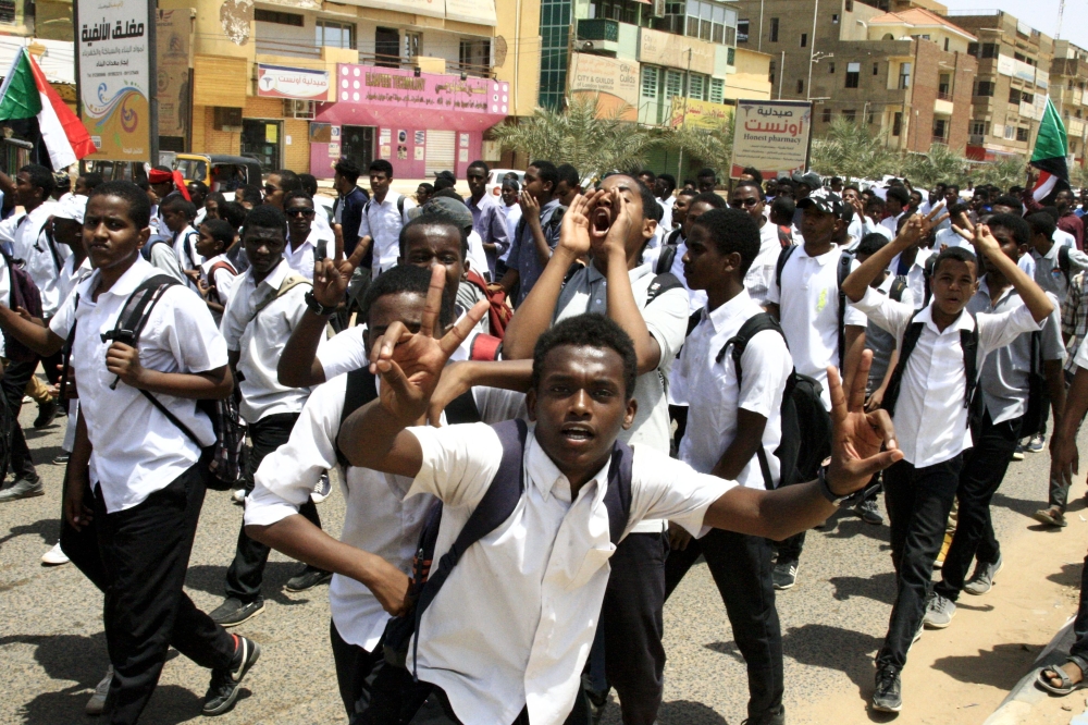 Sudanese students protest in the capital Khartoum on July 30, 2019, a day after teenagers were shot at a rally against shortages of bread and fuel in the town of al-Obeid, about 420 kilometres southwest of the capital. (AFP / Ebrahim HAMID)